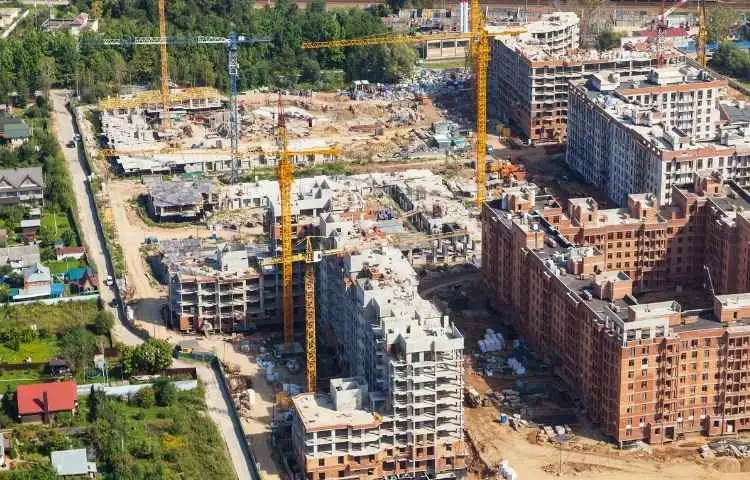 Innovative infrastructure construction in Noida with high-performance building systems.